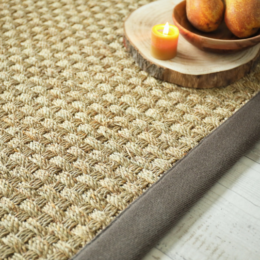 Tapis jonc de mer Chennai natté 4x4 ganse lin marron taupe - vue de près