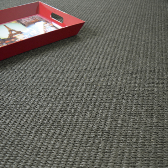 Texture et relief du tapis Quintana en sisal anthracite – ambiance chaleureuse