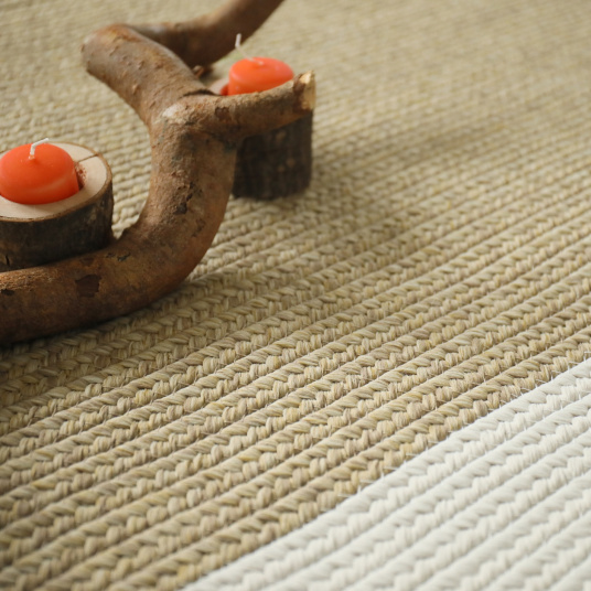 Tapis imitation fibres naturelles intérieur et extérieur Provence aspect jute - gros plan