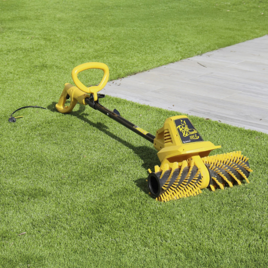 Outil Garland Roll&Comb 141 E-V19 avec rouleau nylon conçu pour l’entretien du gazon synthétique