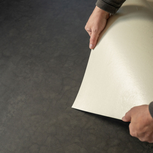 Pose du sol vinyle District NY, verso textile et face béton aspect vieilli noir