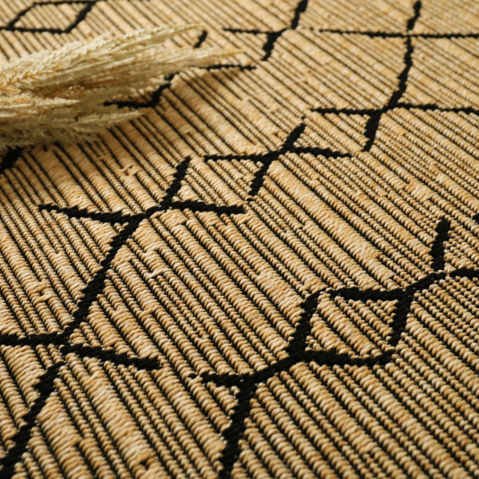 Gros plan du tapis beige et noir Scandinave, texture tressée et dessin moderne