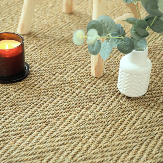 Tapis en jonc de mer Bihar fin chevron, ganse beige et atmosphère naturelle