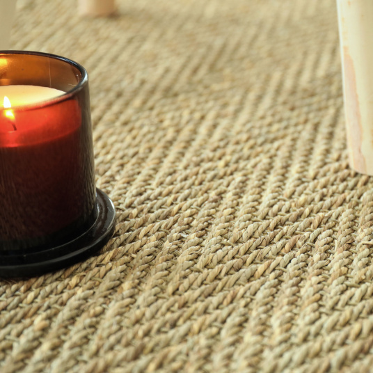 Tapis sur mesure jonc de mer Bihar fin chevron - gros plan