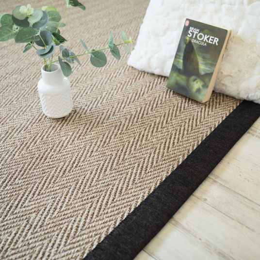 Tapis sisal Maya chevron beige finition brun chiné - salon