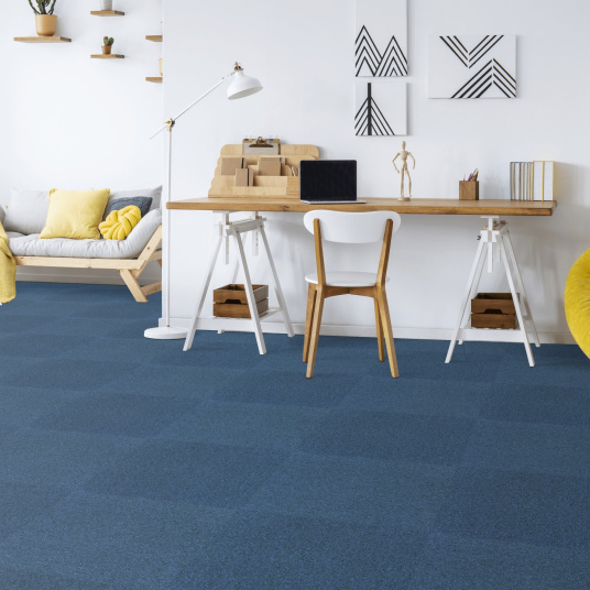 Sol habillé avec la dalle moquette bouclée - Bleu dans une pièce de vie