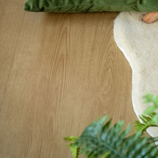 Sol vinyle rigide Rigide Intensif clic 5G-i décor parquet chêne naturel finition ultra mate en salon lumineux