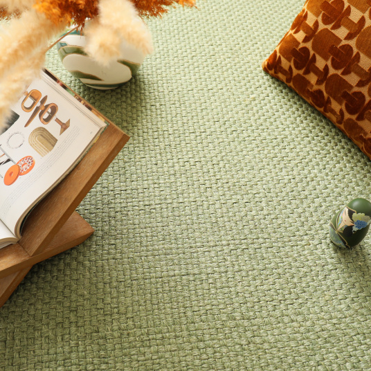 Mise en valeur d’un intérieur naturel avec moquette sisal Bahia vert et objets graphiques
