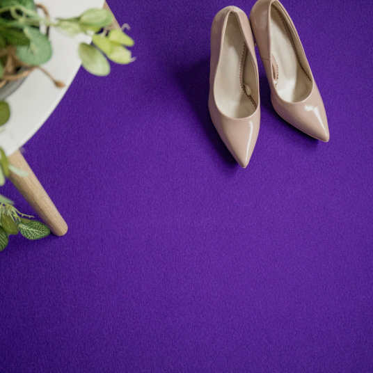 Stand en moquette filmée Stand Event Violet, installation propre avant ouverture