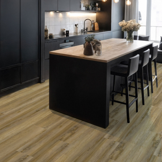 Lame vinyle clipsable - Gerflor R55 Lock+ Acoustic - Madina taupe dans une cuisine noire avec grand îlot central