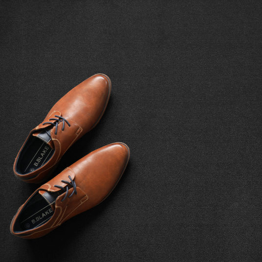 Moquette haute résistance Sylon noir intense avec chaussures en cuir et accessoires décoratifs