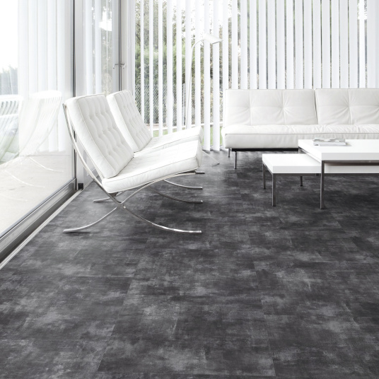 Dalles vinyles Gerflor Parker Station Creation 55 à coller dans un salon lumineux et moderne