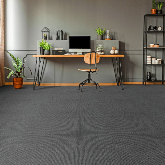 Sol en sisal Bahia anthracite posé dans un espace bureau chaleureux et contemporain