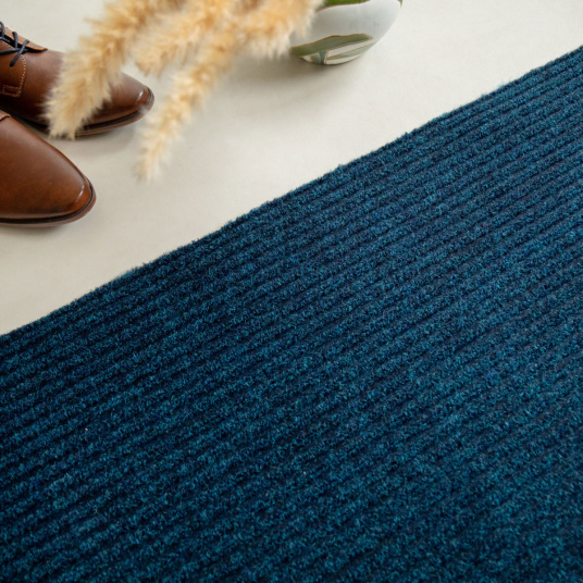 Tapis d'entrée bleu côtelé, alliance de sobriété et de résistance