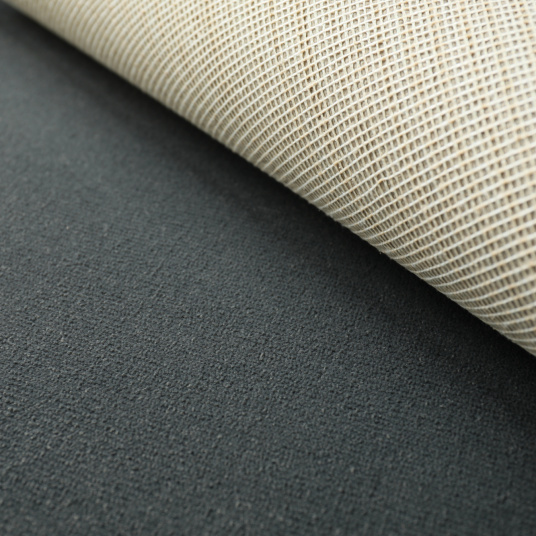 Moquette haute résistance Sylon gris foncé soulevée montrant le revers du revêtement