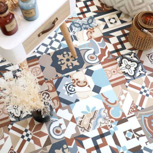 Ambiance déco avec sol en Dalle PVC Clipsable Mix and Match - Carreaux terracotta et pierre naturelle