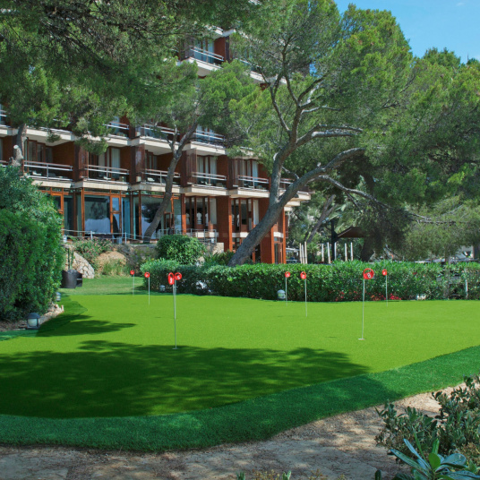Gazon synthétique Putting Green 13 mm devant un hôtel idéal pour golfeurs