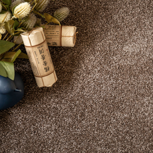 Tapis Select Chocolat – Résistant aux taches, détail du velours moelleux en salon