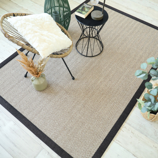 Tapis sisal Maya chevron beige finition brun chiné
