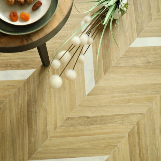 Effet chevrons bois et marbre sur sol PVC éco-conçu - ambiance zen