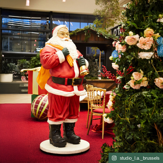 Gazon Expo rouge classé feu, surface douce et esthétique pour stand ou vitrine de Noël