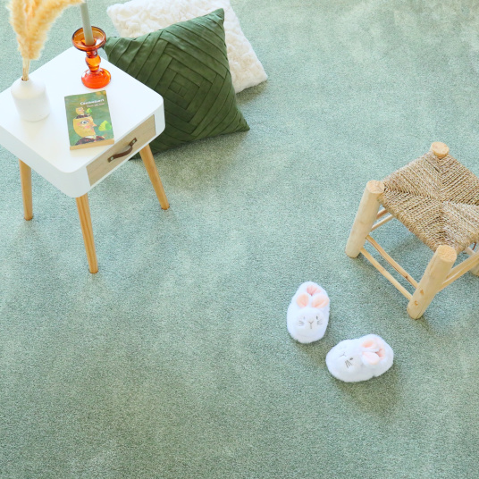 Moquette douce poils longs - Touch - Vert sauge dans un salon aux accents bois clair