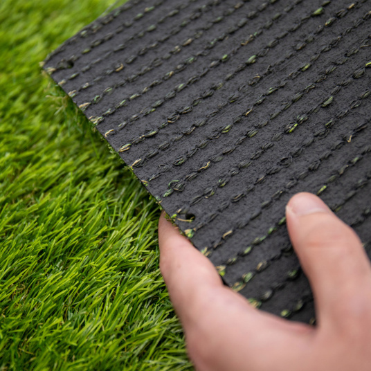 Gros plan sur les coutures de fixation du gazon Fontainebleau - 30mm