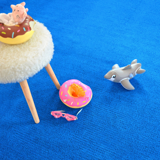 Gazon artificiel Blue Lagoon - 7mm installé sur une terrasse avec accessoires d’été