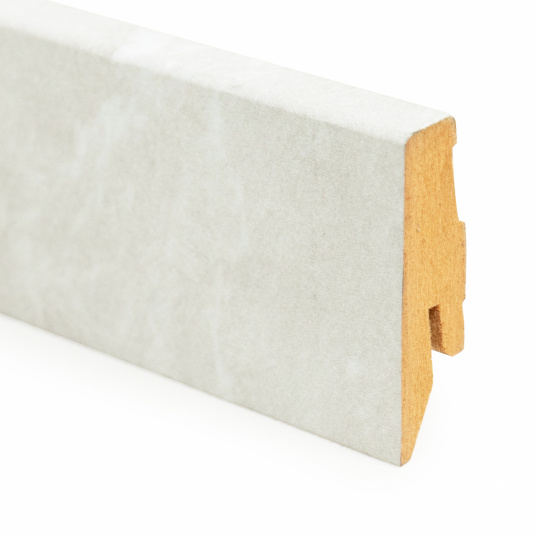 Plinthe pour stratifié Pierre Edelweiss montrant le contour du profil et la texture de surface