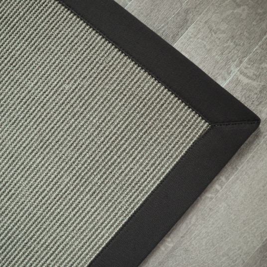 Tapis sisal Yucatan gris acier ganse coton noire - Coin