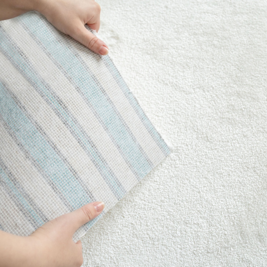 Moquette Pulse blanc crème ultra douce, détail technique du revers de la moquette