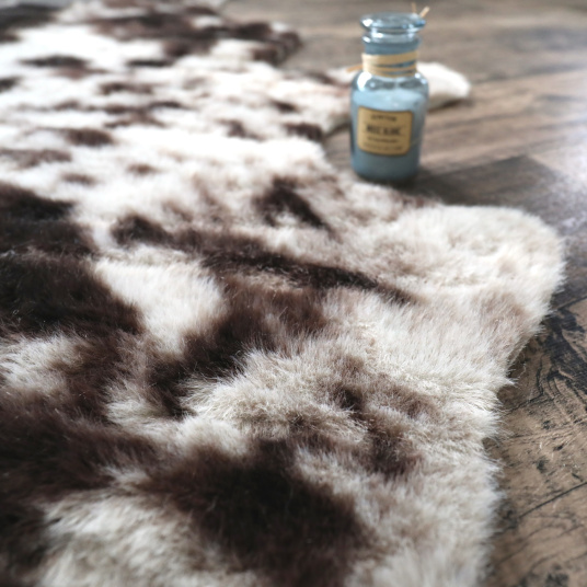 Tapis peau de bête - Imitation vache Normande - Brun et blanc - vue de près