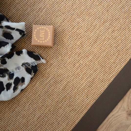 Tapis Tissé plat Mahé naturel ganse coton marron - Tranche vue de haut