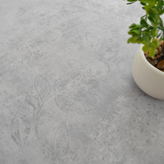 Zoom matière sur la dalle sol vinyle rigide Performance - Clic 5G - Béton marqué avec motif floral