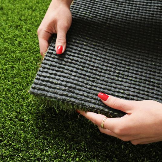 Gazon synthétique Séville - 50mm, détail technique et finition soignée