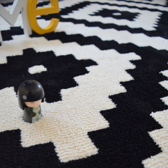 Tapis Graphique - noir et blanc cassé - gros plan