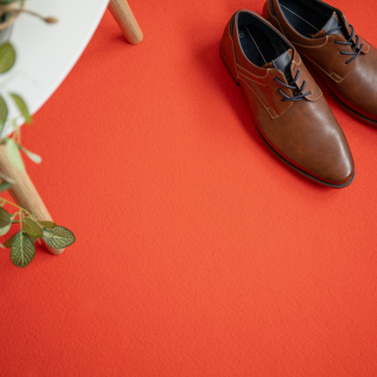 Stand Event Orange sanguine, moquette pour scénographie et espace d’exposition