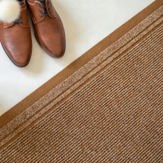 Tapis de couloir et d'entrée marron - Antidérapant au mètre soulignant une décoration d'entrée chaleureuse