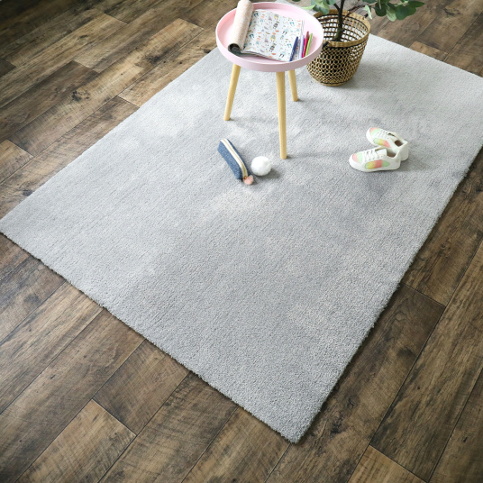 Tapis salon velours gris perle, tapis doux parfait pour pièce de vie familiale ou coin détente