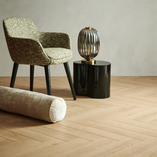 Parquet vinyle rigide Ultime - Pose clipsable bâton rompu - Chêne sable naturel - salon