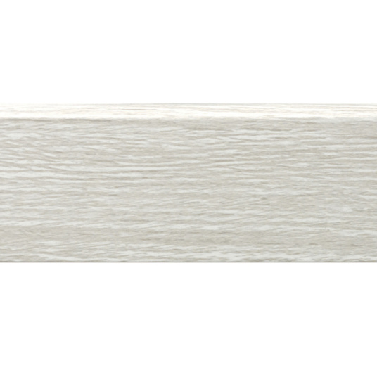 Plinthe bois clair Modèle E affichant une teinte homogène et un veinage discret sur toute la longueur