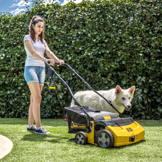 Utilisation de la brosseuse Garland 502 E‑V19 sur gazon synthétique autour d’une piscine