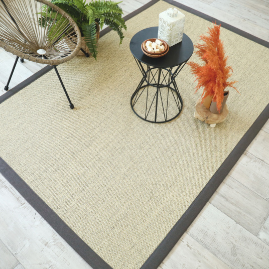 Tapis sur mesure Tulum écru en sisal avec motif tissé et ganse coton anthracite