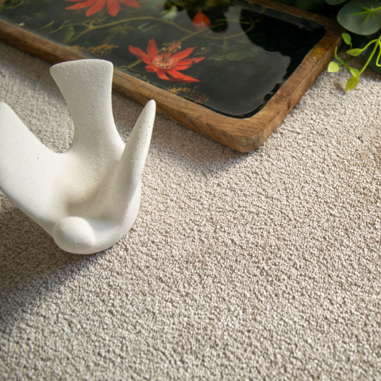Moquette ultra douce Pulse lin, détail velours beige avec plateau doré décoratif