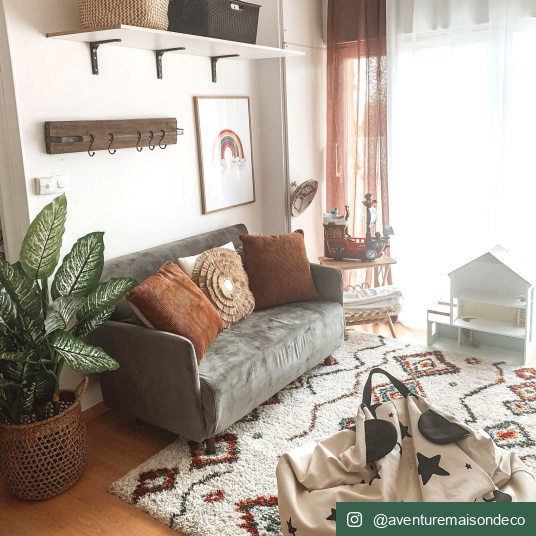 Tapis Azilal multicolore, déco ethnique chaleureuse dans salon lumineux