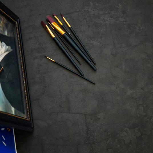 Sol vinyle noir District NY, aspect béton vieilli et ambiance atelier d’artiste