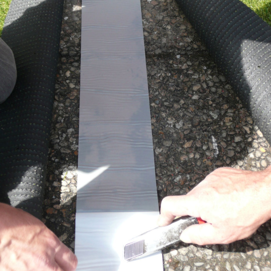 Mise en place de la bande de jonction autocollante pour gazon synthétique