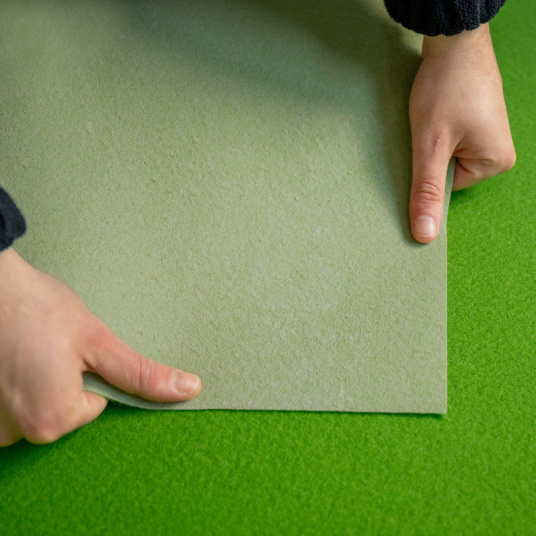 Moquette filmée Stand Event Vert perroquet, vue technique du revers du revêtement événementiel