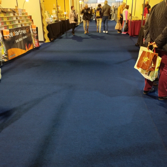 Moquette Stand Event bleu nuit, base élégante pour une déco d’événement originale