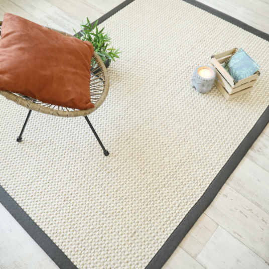 Tapis en Laine et Sisal Albury - Blanc crème - Ganse gris anthracite - vue de loin